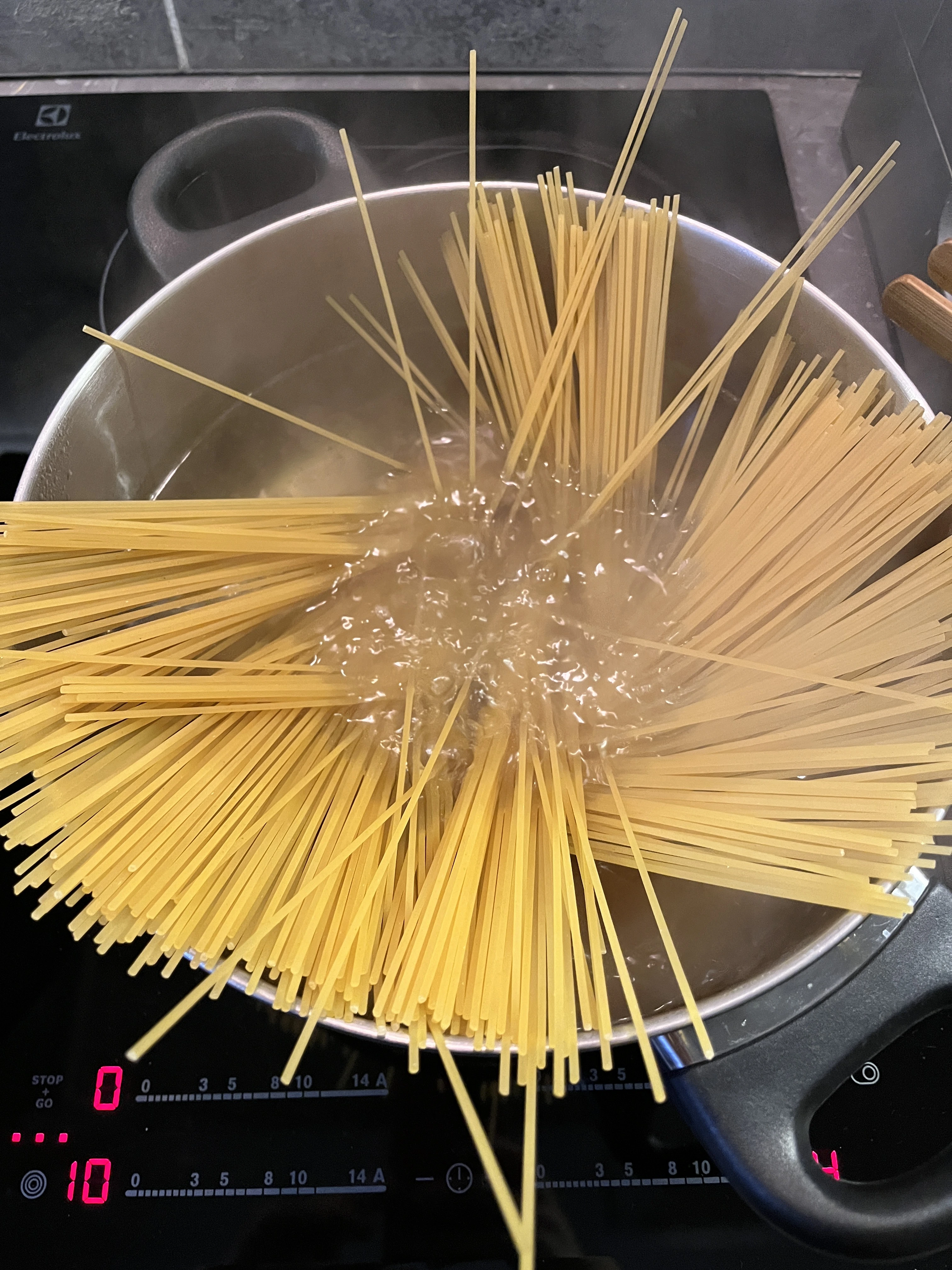 Boiling pasta in a pot